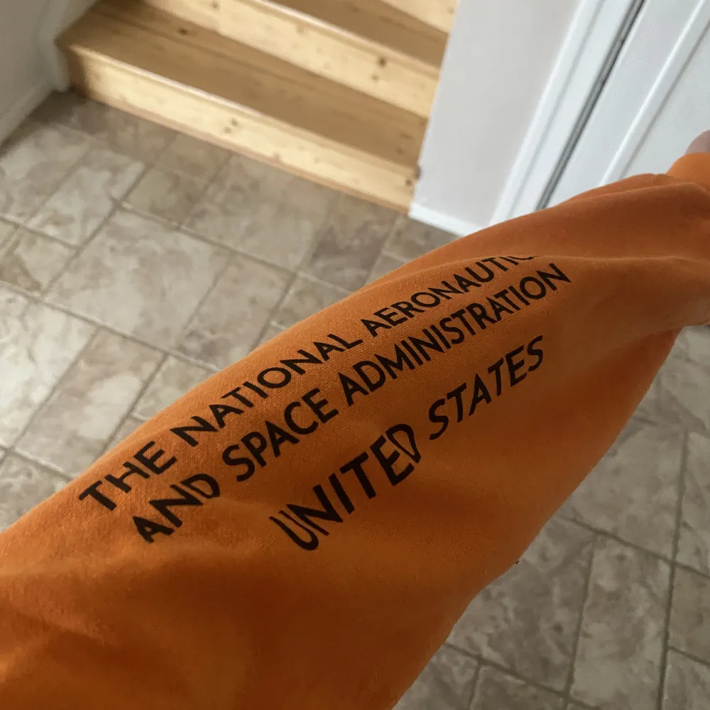 Orange NASA hoodie från h&m divided🙌🏼Använd ca 3 gånger och inga fel. Strl. M men passar som en S, beroende på hur man vill att den ska sitta💕Säljs nog inte längre!. Hoodies.