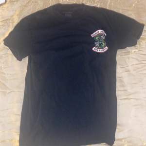 En svart tröja med Southampton Side Serpents på från Riverdale.