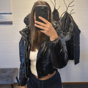 Glansig jacka - Jag säljer denna otroligt snygga jacka då jag fick den när den redan var för liten. Därför har den endast blivigt använd enstaka gånger.