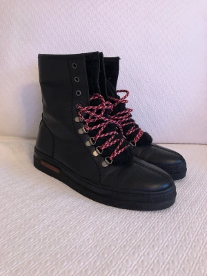 Gant Vinterskor  - Vill du hålla fötterna varma i vinter med stil?  Då behöver du dessa super sköna och varma Vinterskor, fodrande och i äkta läder.  Hela och rena använda en gång i stl.38  Djur och rökfritt hem  Passa på med fri frakt denna vecka 