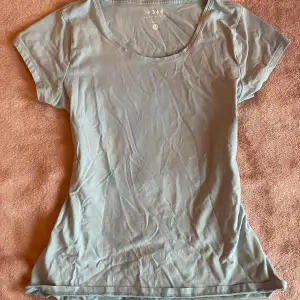 Jättefin ljusblå t-shirt, ser grå ut pga ljuset på bilden men är ljus blå i verkligheten. Är lite stor på mig som har storlek xs/s i tröjor. Skriv gärna vid frågor! (pris kan diskuteras)🫶
