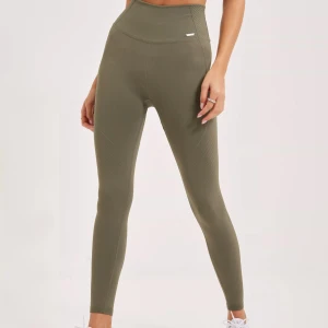 Grönt set aimn - Aimn Olive motion set, storlek S! Nyskick