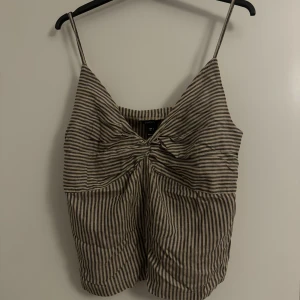 Topp - En superfin sommartopp fem Lindex i storlek S. Aldrig använd då den tyvärr ej passade. 