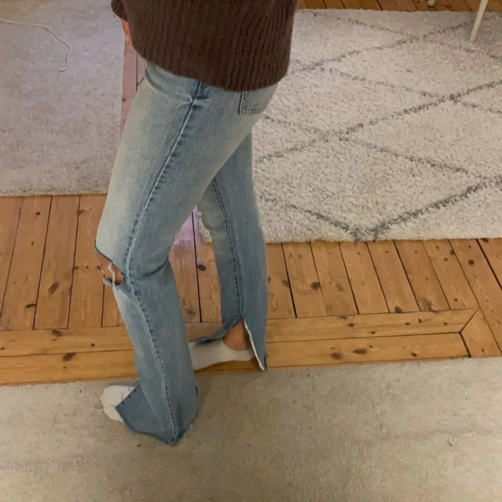 Zara jeans med slits i storlek 34🥰använd förtal gånger så fint skick!😍😍. Jeans & Byxor.