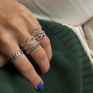 Ringar  - Silverplätrrade ringar🩶 35kr/styck, 2 för 59kr, 3 för 89kr eller alla för 150kr Olika storlekar så för mer info kontakta mig😊