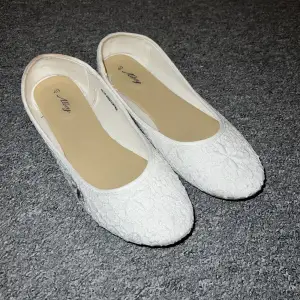 Säljer nu dessa vita ballerina skor som jag älskar, men som tyvärr inte passar mig längre. Helt ok skick, dock har ena skon två fläckar men det går säkert att fixa 🤍 (små i storleken)