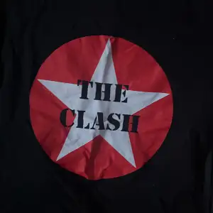 Bra skick, behövs strykas bara. Svart T-shirt med punkbandet the clash tryck på. 