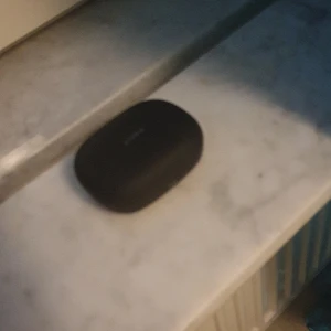 Hörlurar - Ingen frakt kan bara komma inom ssthlm i blåa linjen inget annat.. Batterit på de kan hålla nästan 4 dagar utan problwm funkar fantastisk