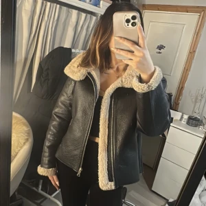 Kort teddy jacket - Storleken på jacka är 38.  Säljer för 1000kr. köparen står för frakten.💗