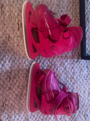 Skridskor - Fina skridskor som man kan ändra storlek i. Snörning och dragkedja som gör det enkelt att ta på och av. Skydd ingår 