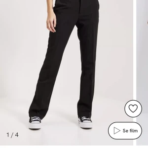 Kostymbyxor  - Superfina kostymbyxor, har blivit lite noppriga som kanske går att få bort jag har ej provat, därav priset☺️