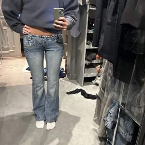 Så snygga lågmidjade jeans köpta på plick men var tyvärr lite för små. Innebenslängden är 83cm och midjemåttet tvärs över är 37cm💗