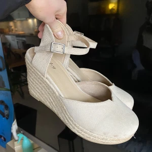Sandaler - Ljusa sandaler med justerbart spänne och platå. Använda ett fåtal gånger