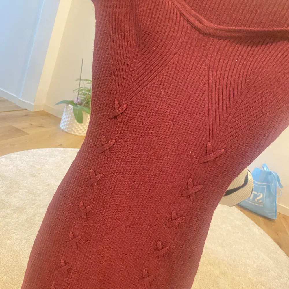Röd stickad klänning från Guess. Fina detaljer på klänningen! . Klänningar.