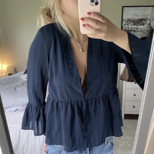Blus - Jätte fin blus som jag har köpt på plick. Fint skick och knappt använd💞jag använder den inte därav säljer jag den💞pris kan diskuteras och jag köpte den på plick för 350kr