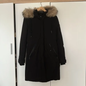 Navahoo vinterjacka med äkta päls  - Vinterjacka med päls som går strax under knäna. Jackan kan köpas utan päls och kostar då 700. Använd 3 gånger eftersom den är lite stor. Den är i storlek xs men passar mer storlek S