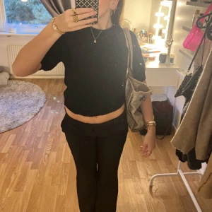 Chelsea kostym  - Säljer nu mina älskade kostymbyxor från Chelsea, då de ej kommer till användning längre, använt 2-3 gånger men inte mer. Fint skick ! 