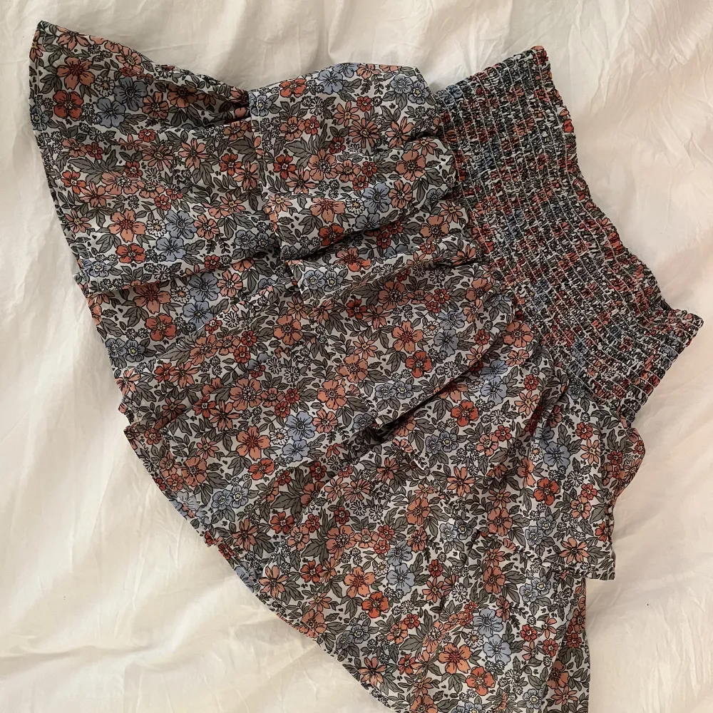 En blommig kjol från Marie Seneholt, använd några gånger i bra skick, storlek 158-164. Kjolar.