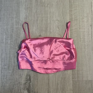 Rosa topp stl S - Säljer denna rosa topp som aldrig är använd. Srl S men skulle säga den passar XS också. Toppen har justerbara band. 