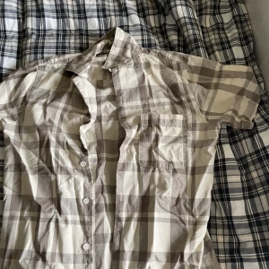 Kortärmad skjorta från Yōke - En kortärmad skjorta från Yōke Nypris 400kr Hör av er för mer bilder eller intresse 