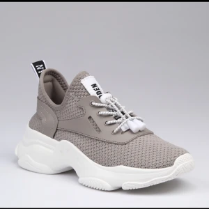 Steve Madden sneakers - Steve Madden sneakers i storlek 38. Bara använda några gånger så i jättebra skick! Köpta för 1.149kr. Säljer för 300kr<3