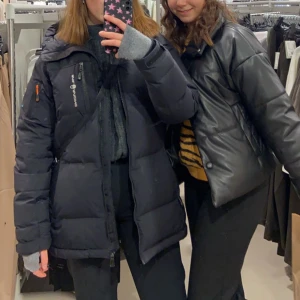 Sail racing jacka  - Säljer min Sail racing vinterjacka. Använd en vinter så bra skick. Har ett litet hål på båda ärmarna som man ser på sista bilden, syns inte alls. Super varm och skön. Strl M och passar mig som har s/m. 999kr plus frakt 