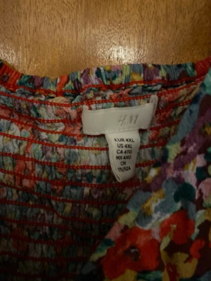 Topp - Topp från h&m+. Liten i stolek, aldrig andvänd vara testat. 