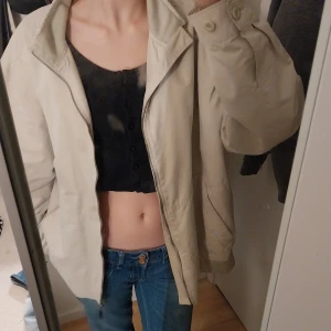 Jacka - En beige tun jacka, perfelt för hösten. Den är ganska andvänd. Köpare står för frakt.