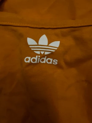 Adidas crop top orange - Aldrig andvänd, bara testat. Bra i stolek. Orange 