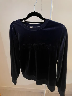 Calvin Klein  - Säljer min Calvin Klein tröja i sammet, mörkblå/marinblå. Pris kan diskuteras vid snabb affär 