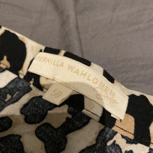 Halvlång kjol från Pernilla Whalgren - Aldrig andvänd, bara testat. Från Pernilla Whalgrens kollektion med Ullared. Bra i stolek. 