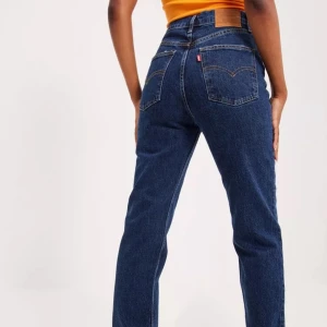 Levis jeans  - Aldrig kommit till användning har testat de bara och de var inte direkt min stil. Ny pris 900 kr