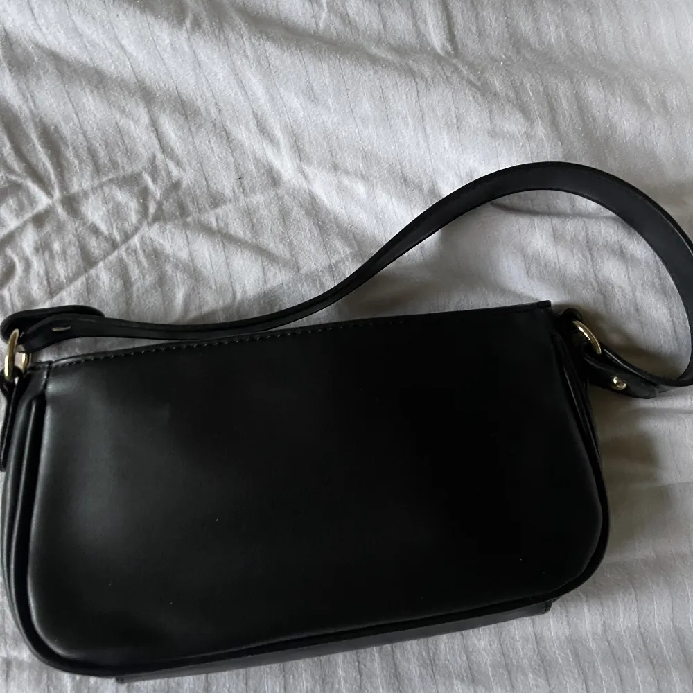 Klassisk svart liten väska som passar till allt!💕. Väskor.