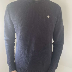 Morris stickad tröja - Riktigt snygg morris tröja, perfekt för att ha skjorta under. Tröjan är i riktigt bra skick och sitter bra. Modellen på bilden är 184cm och väger 70kg