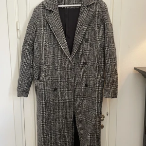 Kappa från J.Lindeberg - Lång mönstrad kappa från J.Lindeberg