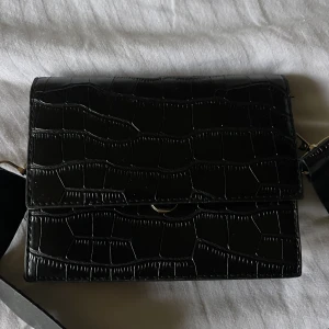 Svart väska - Axelremsväska i stilren modell💕 kommer aldrig till användning tyvärr💕