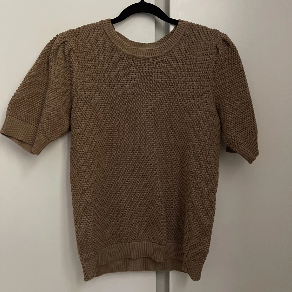 Stickad tshirt med puffärm - 90