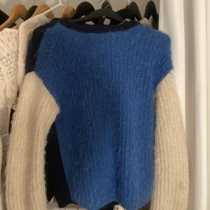 Arket tröja  - Funderar på att sälja min superduper fina tröja från arket, beror på om någon lägger ett bra bud! Skriv vad ni skulle tänka er att köpa för så får vi se om jag säljer! 🥰köpt för 900 