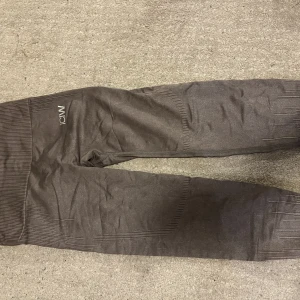 ICIW tights - Tights från iciw, brun färg, använd ca 5 gr och inga synliga defekter, säljes pga ingen användning för dem