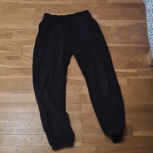 Mjukisbyxor svarta - Svarta mjukisbyxor använda 3-4 gånger