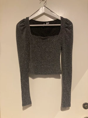 Glittrig topp strl XS - Fin glittrig topp Storlek XS Från H&M