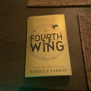 Fourth wing - Säljer denna populära booktok boken! I princip nytt skick☺️💓