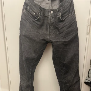 Nudie jeans - Riktigt snygga jeans  Har en straight fit men inte för loose. Använda några gånger men blivit för små Riktigt snygg färg och storleken är W30 L32 Nypris:1599kr Säljer för:500kr  PRIS EJ HUGGET I STEN!