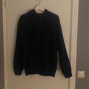 Mörkblå huddie - Mörkblå huddie ser svart ut på bilden men är mörkblå ish 