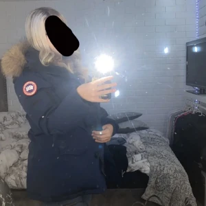 Canada goose montebello  - (jackan ligger även ute på min väns plick) den är förstor så bara testad alltså i nyskick,  priset är inte hugget i sten🥰