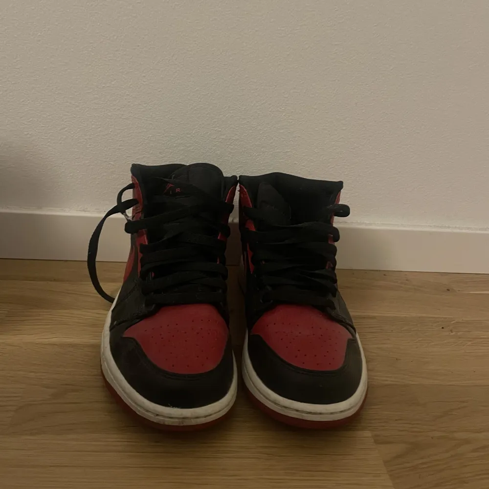 Säljer nu mina Jordan 1, vet ej vad modellen heter men vet att de är väldigt poppis. Säljer pga att de är för små. De är storlek 40. Säljer billigt då jag inte har kvitto eller boxen kvar. Tveka inte på att höra av dig för mer info.. Kengät.
