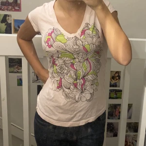 Linne/top med tryck💗 - Nu är det dags att sälja mitt älskade linne. Är i ny skick och sitter skitsnyggt. Jag tar Swish och Plicks betalning. Pris kan diskuteras! Känn dig fri att kontakta mig vid frågor/intresse!💗