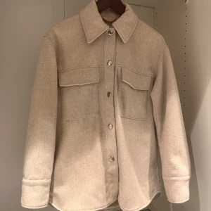Skjortjacka  - Säljer min Beige skjortjacka från Monki i stl xs. Nypris 700kr 💛