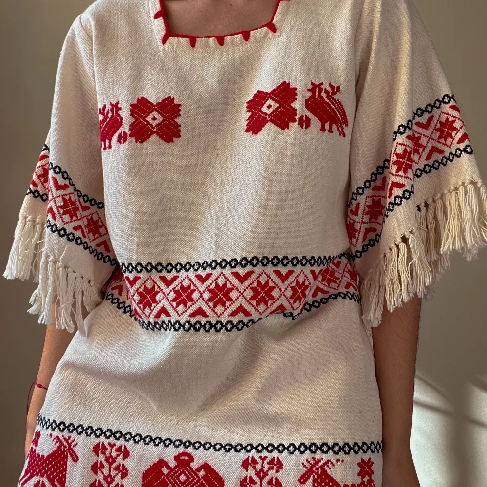 Vintage Mexican Boho Dress With Red/Black Embroidered Details And Fringe Sleeves And Hem. 2 Hip Pockets  Very Good Condition.  Best Fits M/L150 CM/ 59.1 IN Long 35 CM/ 13.8 IN Sleeve 39 CM/ 15.4 IN Shoulders 96 CM/ 37.8 IN Chest 96 CM/ 37.8 IN Waist. Klänningar.