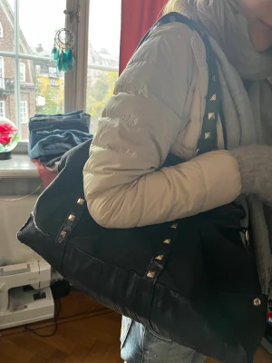 Väska med nitar  - Super gullig och unik väska som är rymlig och får Plats med mycket i. 